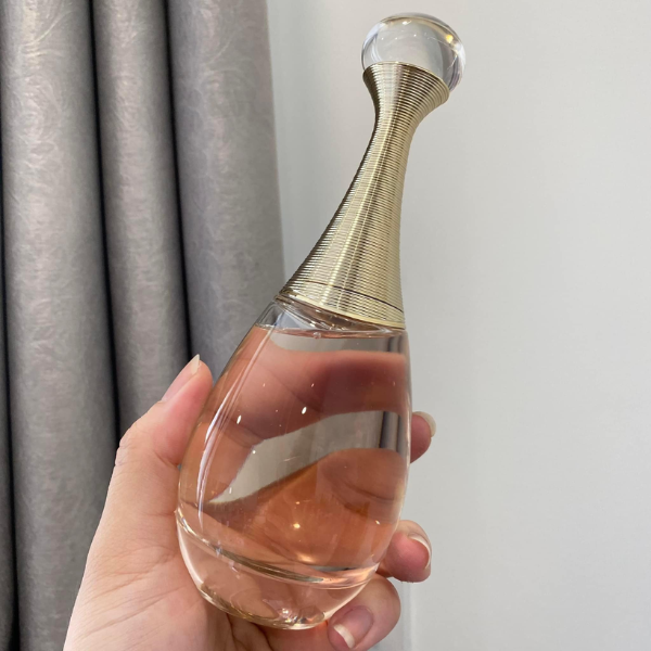 Nước Hoa Nữ Dior J'adore EDP Lấy cảm hứng từ vẻ đẹp sang trọng, quý phái trong phong cách thiết kế Hy Lạp truyền thống, những lọ nước hoa Dior J’adore Eau De Parfum giống như một tác phẩm nghệ thuật xuất sắc mà thương hiệu Christian Dior đã “ưu ái” dành tặng cho phái đẹp.