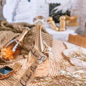 Nước Hoa Nữ Dior J'adore EDP Lấy cảm hứng từ vẻ đẹp hoàng gia, sang trọng trong phong cách thiết kế Hy Lạp cổ đại, nước hoa cao cấp Dior J’adore Eau De Parfum mang đến cảm giác thanh lịch, quý phái trong từng chi tiết nhỏ.
