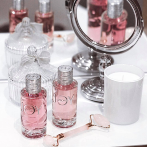 Nước Hoa Nữ Dior Joy EDP Nước hoa Dior Joy với chữ "JOY Dior" màu bạc được đưa vào chính giữa, tạo nên độ hòa hợp mà lôi cuốn hoàn hảo.