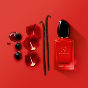 Nước Hoa Nữ Giorgio Armani Sì Passione EDP Nước hoa Giorgio Armani Sì Passione mở đầu hương thơm bằng những nốt hương cay nồng của hạt tiêu hồng, kích thích và truyền tải xung thần kinh, như một liều andrenaline kích thích các giác quan.