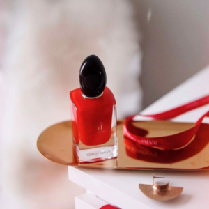 Nước Hoa Nữ Giorgio Armani Sì Passione EDP Nước hoa nữ chính hãng Giorgio Armani Sì Passione quyến rũ và đầy sức mạnh với vỏ sơn mài màu đỏ rực rỡ, biến chai nước hoa trở thành một món quà hoàn hảo cho bất cứ ai sở hữu.