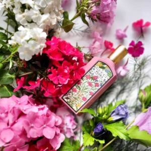 Nước Hoa Nữ Gucci Flora Gorgeous Gardenia EDP Một bổ sung đáng chú ý chính là hoa văn Flora đặc biệt, được tái tưởng tượng với thiết kế lấy cảm hứng từ tầm nhìn của Alessandro Michele.