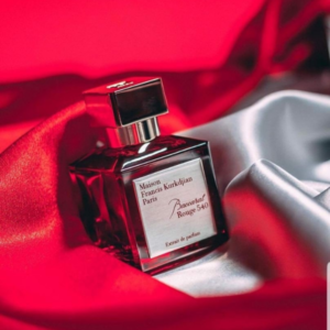 Nước Hoa Unisex Maison Francis Kurkdjian Baccarat Rouge 540 Extrait Baccarat Rouge 540 Extrait de Parfum với mùi hương sắc sảo, ngọt ngào, được blend cực nhuyễn giữa các note tạo nên bản giao hưởng mùi hương, khó bóc tách, chỉ có thể cảm nhận từng giây từng phút.