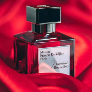 Nước Hoa Unisex Maison Francis Kurkdjian Baccarat Rouge 540 Extrait Nốt hương trái tim bùng nổ cùng sự gợi cảm xen chút bí ẩn từ những đóa hoa nhài Ai Cập đầy ngọt ngào.