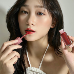 Son Black Rouge Double Layer Over Velvet DL01 Salmon Layer - Màu Cam Đào Lớp son môi mịn màng, lướt nhẹ trên môi với đầu cọ mềm mịn, tựa như một lớp lông vũ đang nhảy múa.