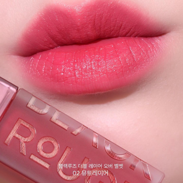 Son Black Rouge Double Layer Over Velvet DL02 Mute Layer - Màu Hồng Đào Lớp son môi mịn màng, lướt nhẹ trên môi với đầu cọ mềm mịn, tựa như một lớp lông vũ đang nhảy múa.