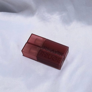 Son Black Rouge Double Layer Over Velvet DL03 Fauver Layer - Màu Cam Đất Với sự ra mắt lần này, son môi Black Rouge Double Layer Over Velvet DL03 vẫn giữ nguyên packaging thân nhựa mịn và mờ, chống bám vân tay.