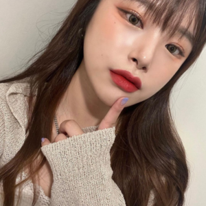 Son Black Rouge Double Layer Over Velvet DL05 Taro Layer - Màu Đỏ Cherry Lớp son môi mịn màng, lướt nhẹ trên môi với đầu cọ mềm mịn, tựa như một lớp lông vũ đang nhảy múa.