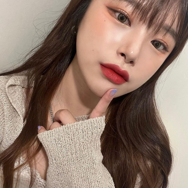 Son Black Rouge Double Layer Over Velvet DL05 Taro Layer - Màu Đỏ Cherry Lớp son môi mịn màng, lướt nhẹ trên môi với đầu cọ mềm mịn, tựa như một lớp lông vũ đang nhảy múa.