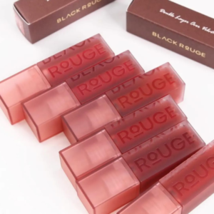 Son Black Rouge Double Layer Over Velvet DL05 Taro Layer - Màu Đỏ Cherry Với sự ra mắt lần này, son môi Black Rouge Double Layer Over Velvet DL05 vẫn giữ nguyên packaging thân nhựa mịn và mờ, chống bám vân tay.