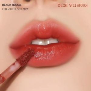 Son Black Rouge Double Layer Over Velvet DL06 Woody Layer - Màu Đỏ Nâu Lớp son môi mịn màng, lướt nhẹ trên môi với đầu cọ mềm mịn, tựa như một lớp lông vũ đang nhảy múa.