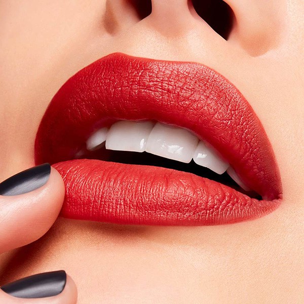 Son MAC Powder Kiss Velvet Blur Slim 877 Devoted To Chili - Màu Đỏ Đất - Image 2