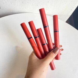 Son MAC Chili'S Crew Powder Kiss Velvet Blur Slim 877 Devoted To Chili (Limited Edition) - Màu Đỏ Gạch - Image 6