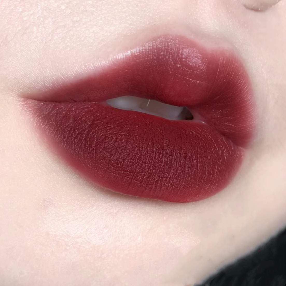 Son MAC Locked Kiss 24HR Lipstick 85 Poncy - Màu Đỏ Rượu - Image 2
