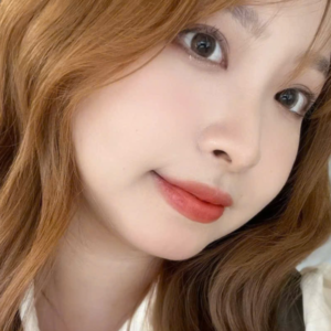 Son Prada Monochrome Hyper Matte Lipstick 077 Arancio - Màu Đỏ Cam Gạch - Image 3